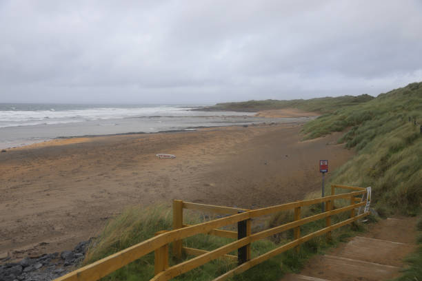 pochmurny dzień w fanore beach - hrabstwo clare - irlandia - surf scene zdjęcia i obrazy z banku zdjęć