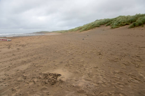 pochmurny dzień w fanore beach - hrabstwo clare - irlandia - surf scene zdjęcia i obrazy z banku zdjęć