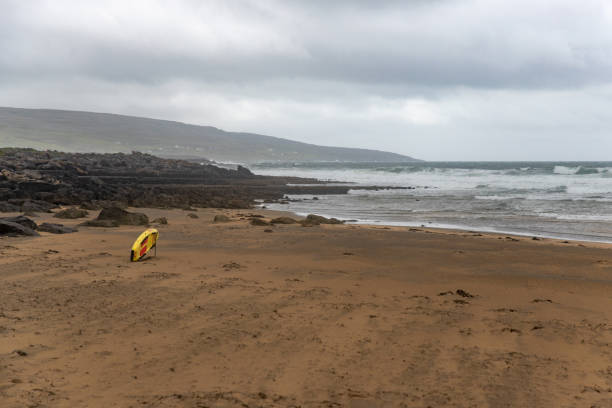 une journée nuageuse à fanore beach - comté de clare - irlande - water wave sea tranquil scene photos et images de collection