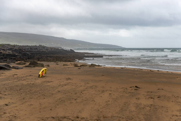 pochmurny dzień w fanore beach - hrabstwo clare - irlandia - surf scene zdjęcia i obrazy z banku zdjęć