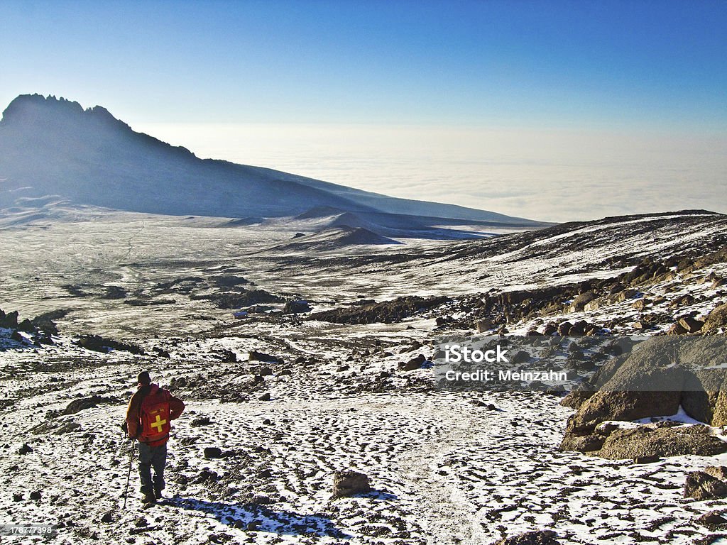 Escalar o Monte Kilimanjaro - Foto de stock de Adulto royalty-free