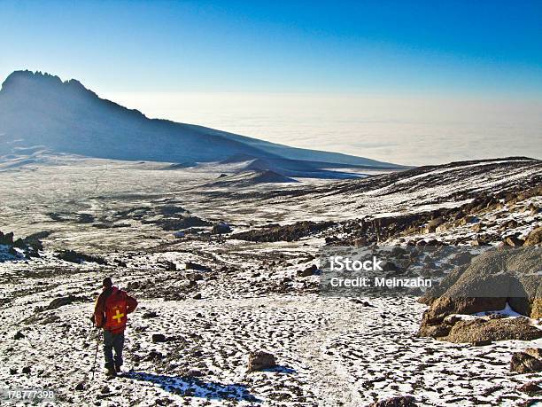 Foto de Escalar O Monte Kilimanjaro e mais fotos de stock de Adulto - Adulto, Andar, Atividade