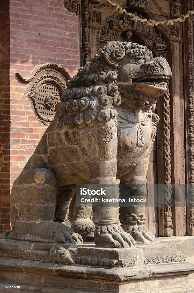 Statua del leone di Pattan piazza del Durbar di Kathmandu, Nepal, patrimonio dell'unesco - Foto stock royalty-free di Ambientazione esterna