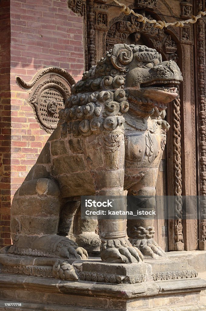 Estátua de leão em Pattan Praça Durbar de Katmandu, Nepal, unesco - Royalty-free Aldeia Foto de stock