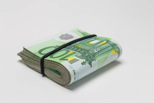 пачка банкнот номиналом 100 евро на белом фоне. - european union currency euro symbol currency paper currency стоковые фото и изображения
