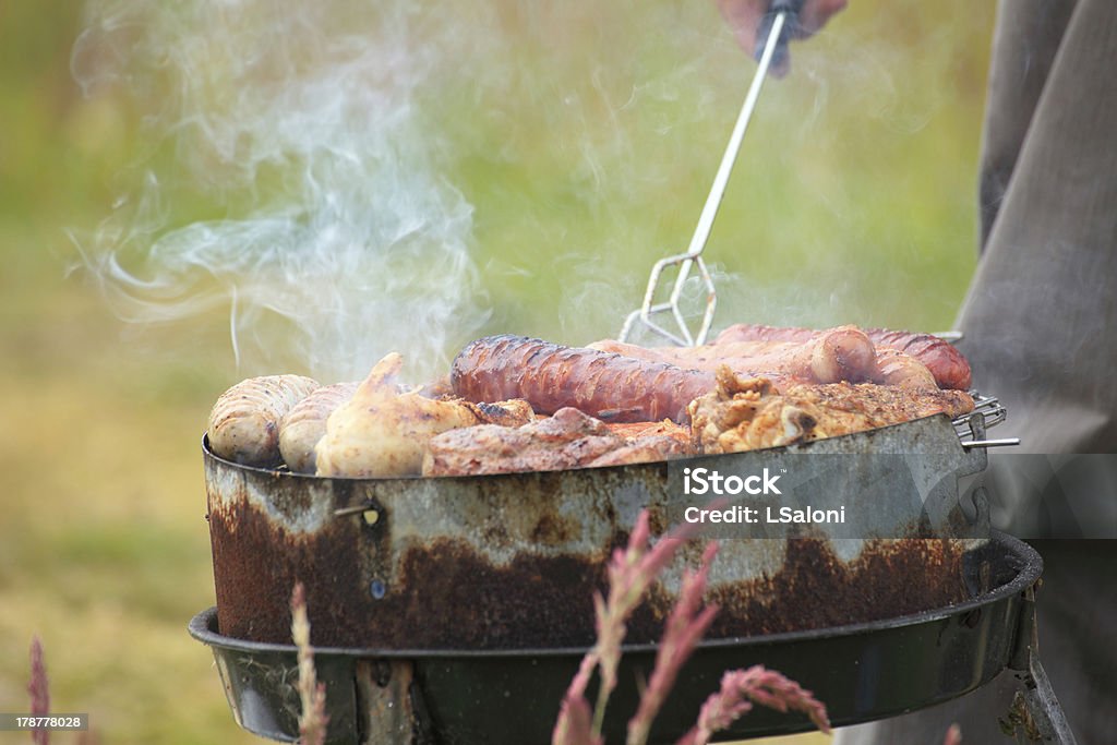 Fogueira acampamento fogo chamas grelhar carne de churrasco - Foto de stock de Amarelo royalty-free