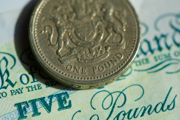 1ポンドと紙幣は5ポンドです。 - one pound coin coin currency british culture ストックフォトと画像