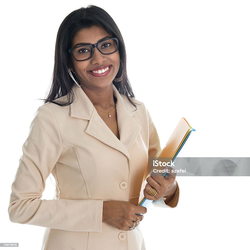 Indian donna d'affari tenendo un ufficio file documento. - Foto stock royalty-free di Adulto