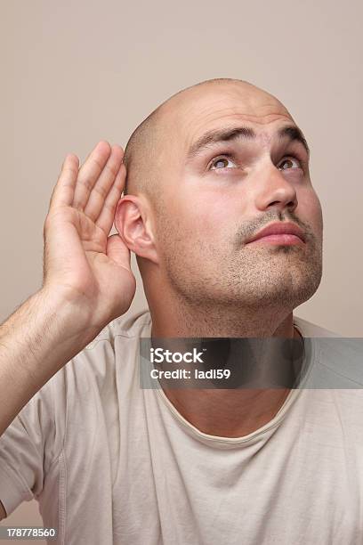 Hombre Espiar Una Conversación Foto de stock y más banco de imágenes de Hombres - Hombres, Mano al oído, 30-34 años