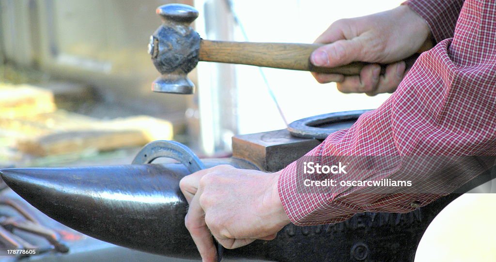 Mâle Maréchal-ferrant. - Photo de Fer à cheval libre de droits