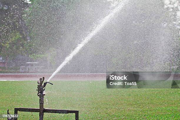 Kropidło Rozpylanie Wody Na Trawnik - zdjęcia stockowe i więcej obrazów Boisko - Boisko, Dzień, Fotografika