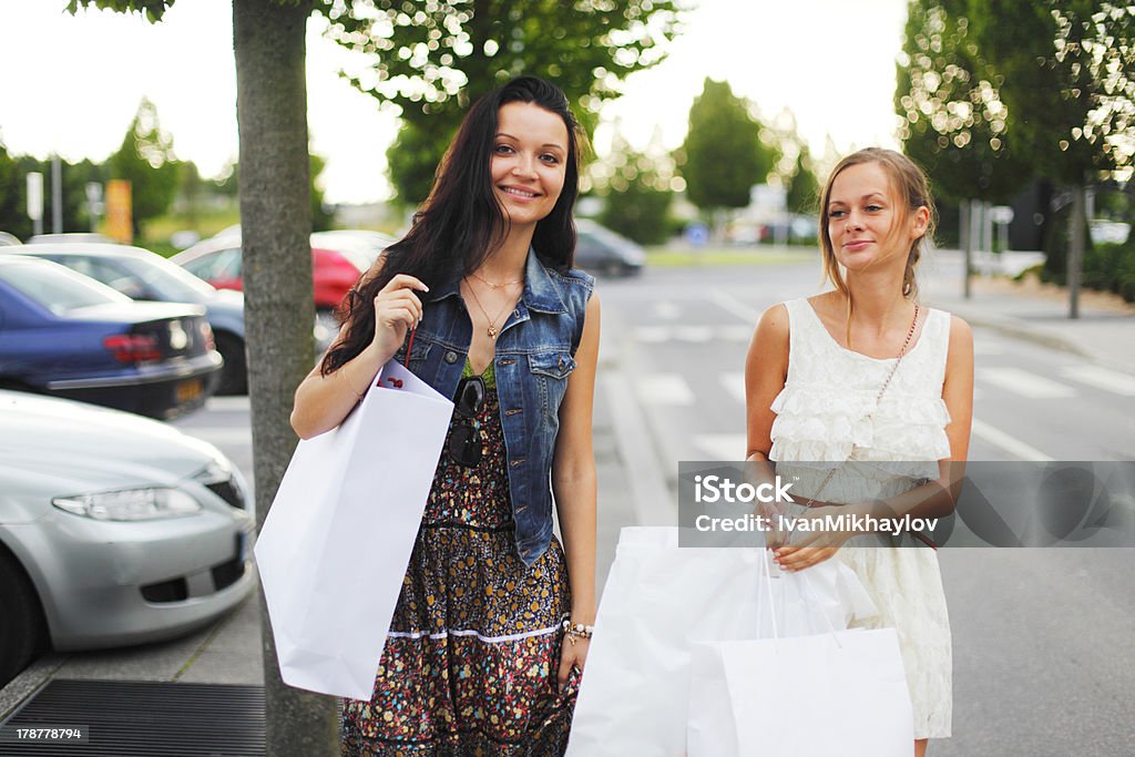 Dos Mujer después de compras - Foto de stock de Adulto libre de derechos