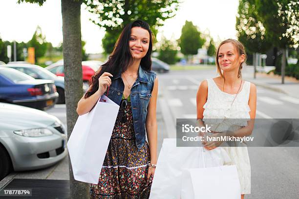 Dos Mujer Después De Compras Foto de stock y más banco de imágenes de Adulto - Adulto, Adulto joven, Aire libre