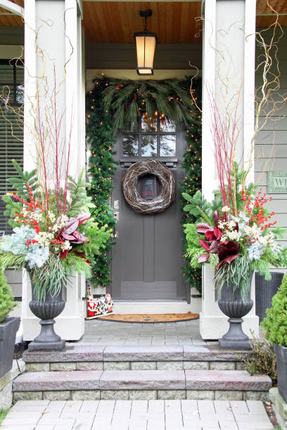 beautiful home entrance decorated for christmas - doormat door christmas holiday imagens e fotografias de stock