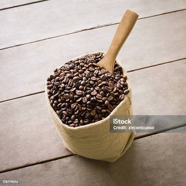 Café - Fotografias de stock e mais imagens de Agricultura - Agricultura, Aniagem de Cânhamo, Bebida Quente