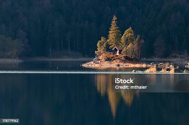 Eibsee Island W Jesień - zdjęcia stockowe i więcej obrazów Alpy - Alpy, Alpy Bawarskie, Bawaria
