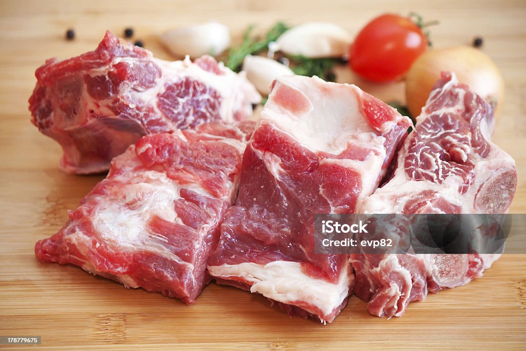 Prima de carne de res con especias y verduras en la tabla de cortar - Foto de stock de Ajo libre de derechos