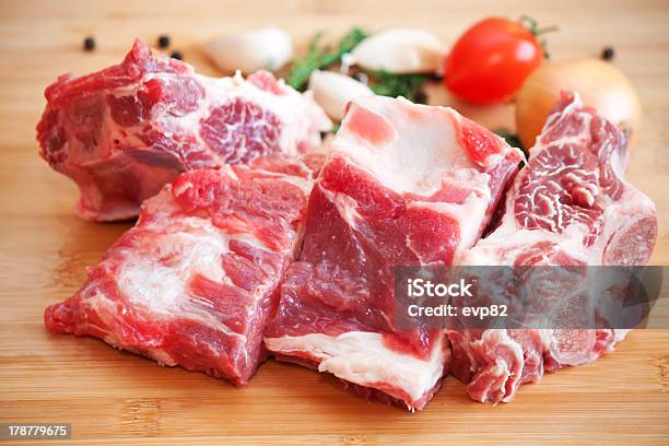 Prima De Carne De Res Con Especias Y Verduras En La Tabla De Cortar Foto de stock y más banco de imágenes de Ajo