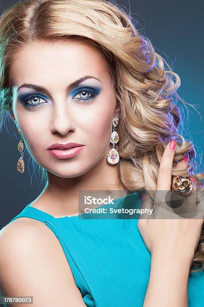 Foto de Retrato Da Bela Garota Loira e mais fotos de stock de Adulto - Adulto, Anel - Joia, Azul