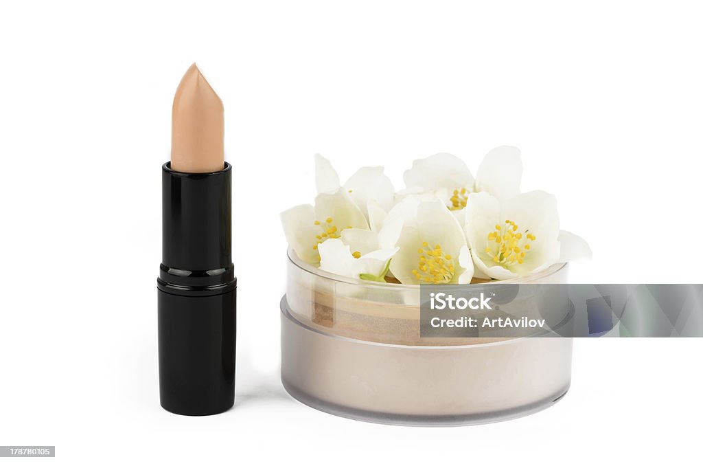 Brown lipstick und powder mit Jasmin Blumen - Lizenzfrei Accessoires Stock-Foto