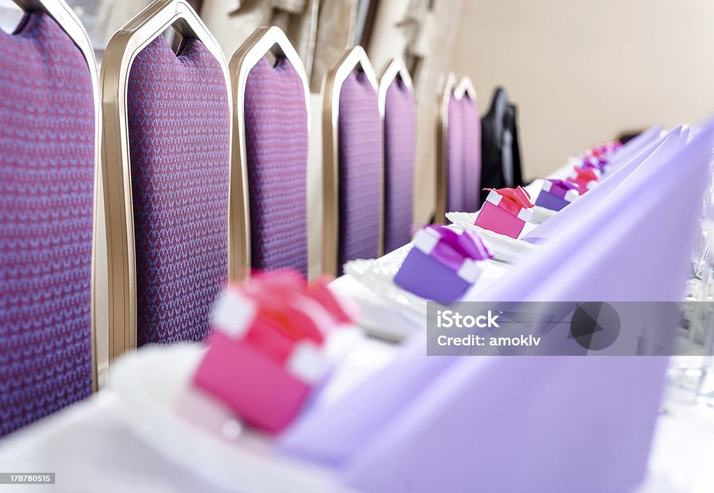 Puste krzesła i ślubne Dekoracje stołu - Zbiór zdjęć royalty-free (Aranżacja)