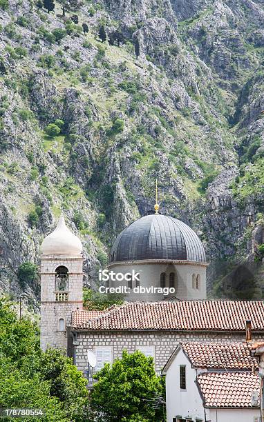 Igreja Cúpulas Em Kotor - Fotografias de stock e mais imagens de Ao Ar Livre - Ao Ar Livre, Baía Kotor, Campanário - Torre