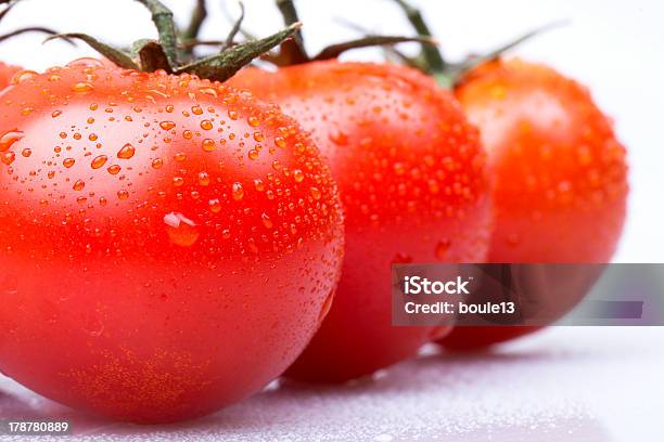 Pomodorini Su Sfondo Bianco - Fotografie stock e altre immagini di Acido ascorbico - Acido ascorbico, Alimentazione sana, Bagnato