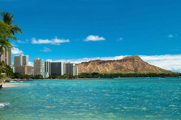 Playa de Waikiki y de las aguas azules en Hawai - foto de stock