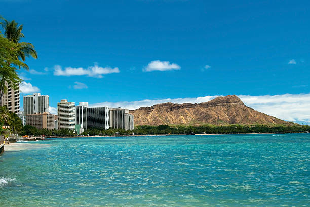 eaux bleu azur et la plage de waikiki, à hawaï - waikiki beach photos et images de collection