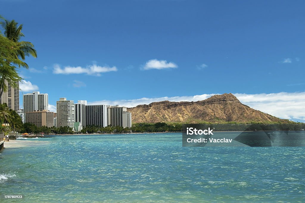 Spiaggia di Waikiki, con acqua azzurra delle Hawaii - Foto stock royalty-free di Diamond Head