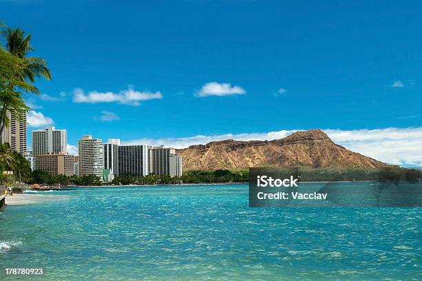 Spiaggia Di Waikiki Con Acqua Azzurra Delle Hawaii - Fotografie stock e altre immagini di Diamond Head
