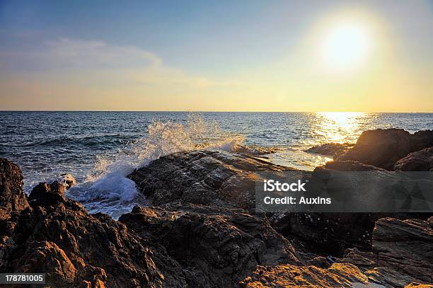 Pięknej Plaży W Zachód Słońca W Tle - zdjęcia stockowe i więcej obrazów Barwne tło - Barwne tło, Bez ludzi, Dramatyczne niebo