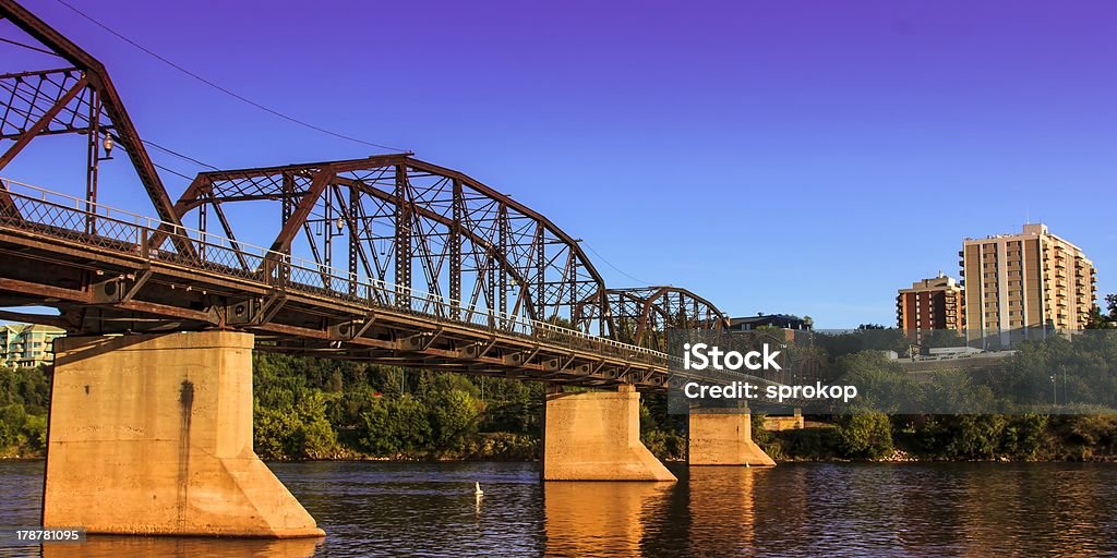 Vieux pont en métal rouillé - Photo de Acier libre de droits