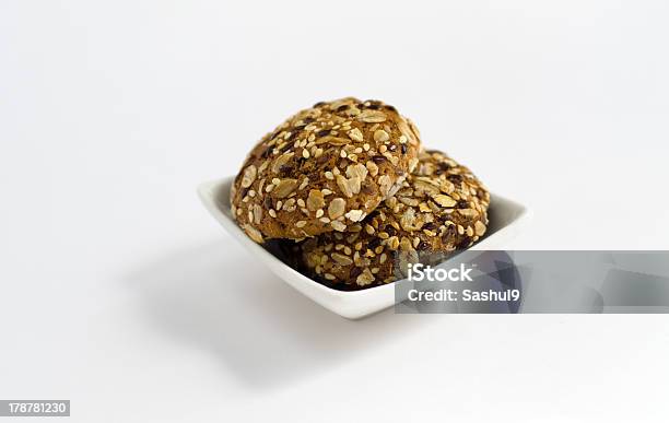 I Cookie Con Semi Su Piatto Isolato - Fotografie stock e altre immagini di Alimentazione sana - Alimentazione sana, Avena - Cereali da colazione, Biscotto secco