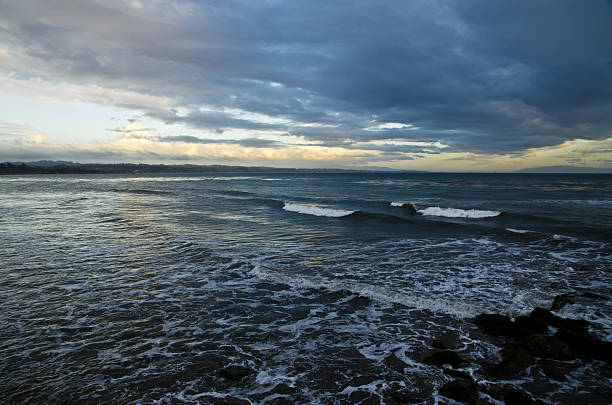 de superbes vagues de l'océan pacifique avec storm fonds de nuage dans le ciel - beach 2013 usa sky photos et images de collection