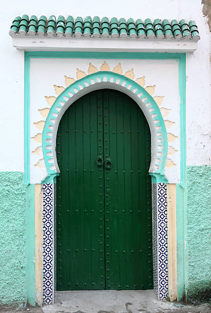 porta verde na medina - barrel vault architectural styles medina tangier imagens e fotografias de stock