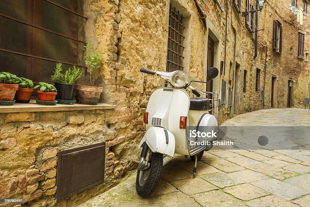 늙음 스쿠터 굴절률은 거리 이탈리어 - 로열티 프리 이탈리아 스톡 사진