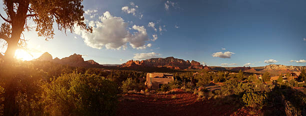 ред-рок пейзаж пейзаж горы в солнечный свет - sun lens flare sedona desert стоковые фото и изображения