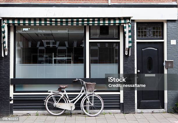 Белый Велосипед В Haarlem Netherlands — стоковые фотографии и другие картинки Нидерланды