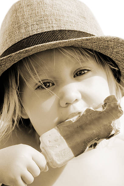 ragazza carina in cappello - baby human eye blue toned image foto e immagini stock