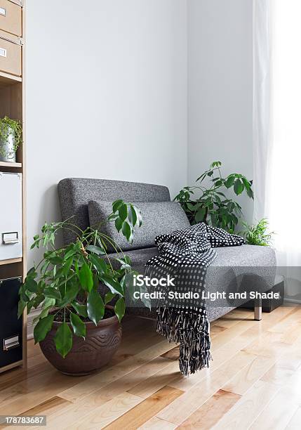 Wohnzimmer Mit Komfortablem Sessel Und Pflanzen Stockfoto und mehr Bilder von Ecke eines Objekts - Ecke eines Objekts, Winkel, Sofa