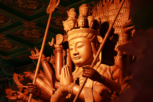 Golden madera estatua de Guan Yin con 1.000 manos photo
