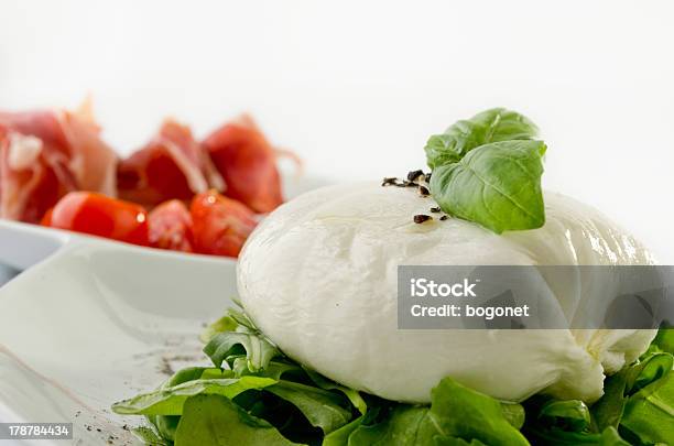 Burrata - Fotografie stock e altre immagini di Insalata caprese - Insalata caprese, Antipasto, Basilico