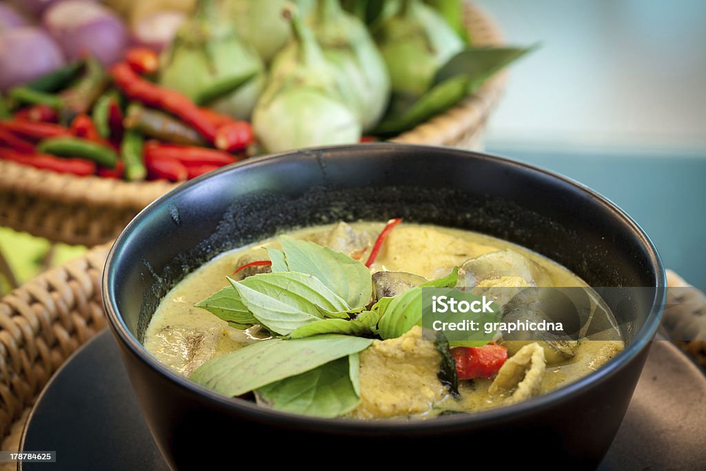 Na Tailândia, a comida sopa de frango com curry verde intenso - Foto de stock de Berinjela royalty-free
