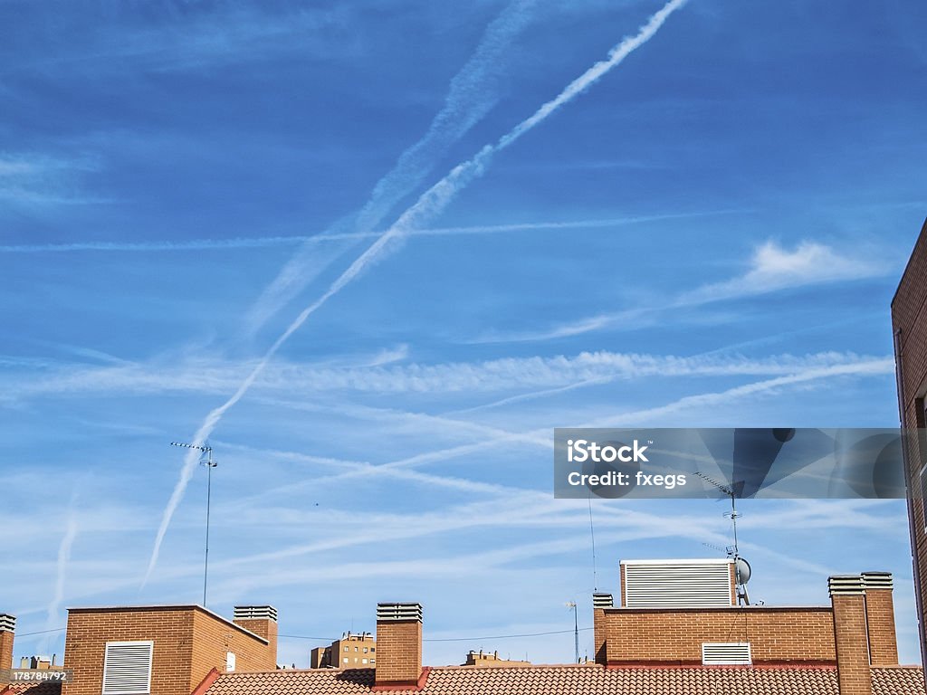 Chemtrails - Foto de stock de Cidade royalty-free