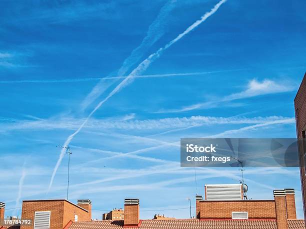 Foto de Chemtrails e mais fotos de stock de Cidade - Cidade, Avião, Azul