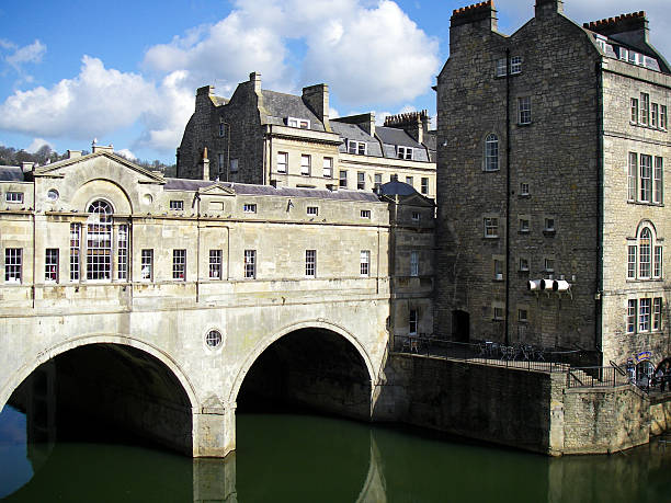 ponte pulteney histórico de banho inglaterra - europe arch bridge stone bridge covered bridge imagens e fotografias de stock