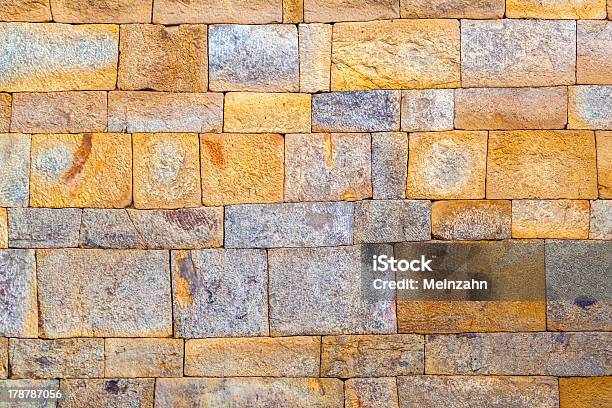 Muro De Pedra Com Qutub Minar Delhi India - Fotografias de stock e mais imagens de Antigo - Antigo, Arcaico, Arenito