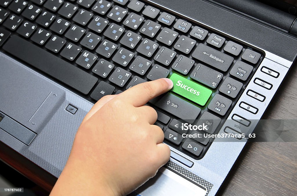 Dedo empurrando o botão de chind teclado - Foto de stock de Computador royalty-free