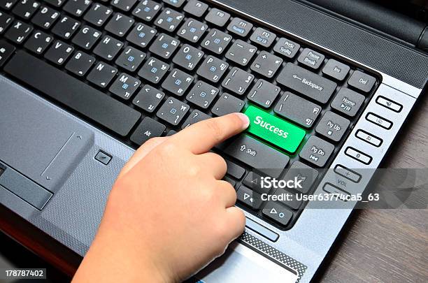 Foto de Dedo Empurrando O Botão De Chind Teclado e mais fotos de stock de Computador - Computador, Computador desktop, Criança